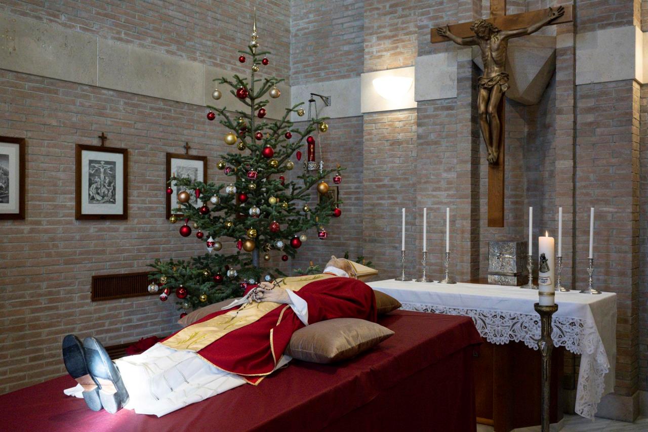 Benedicto XVI, con casulla pontificia y sin palio en primeras fotografías