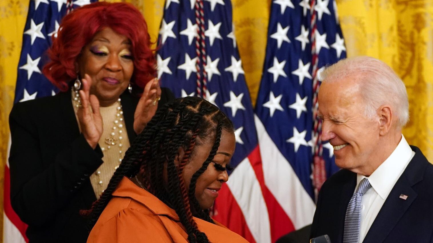 Biden honra a policías y funcionarios