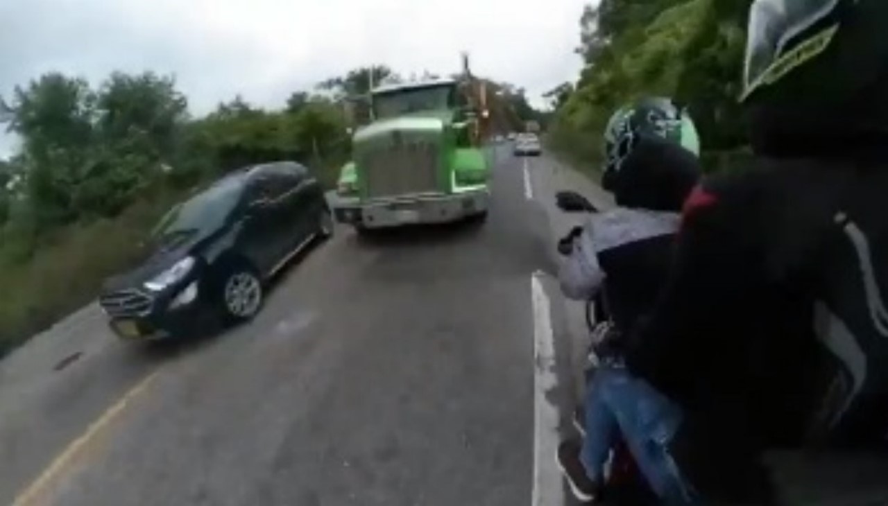 Camion por poco ocasiona tragedia tras adelantar en via de Santander