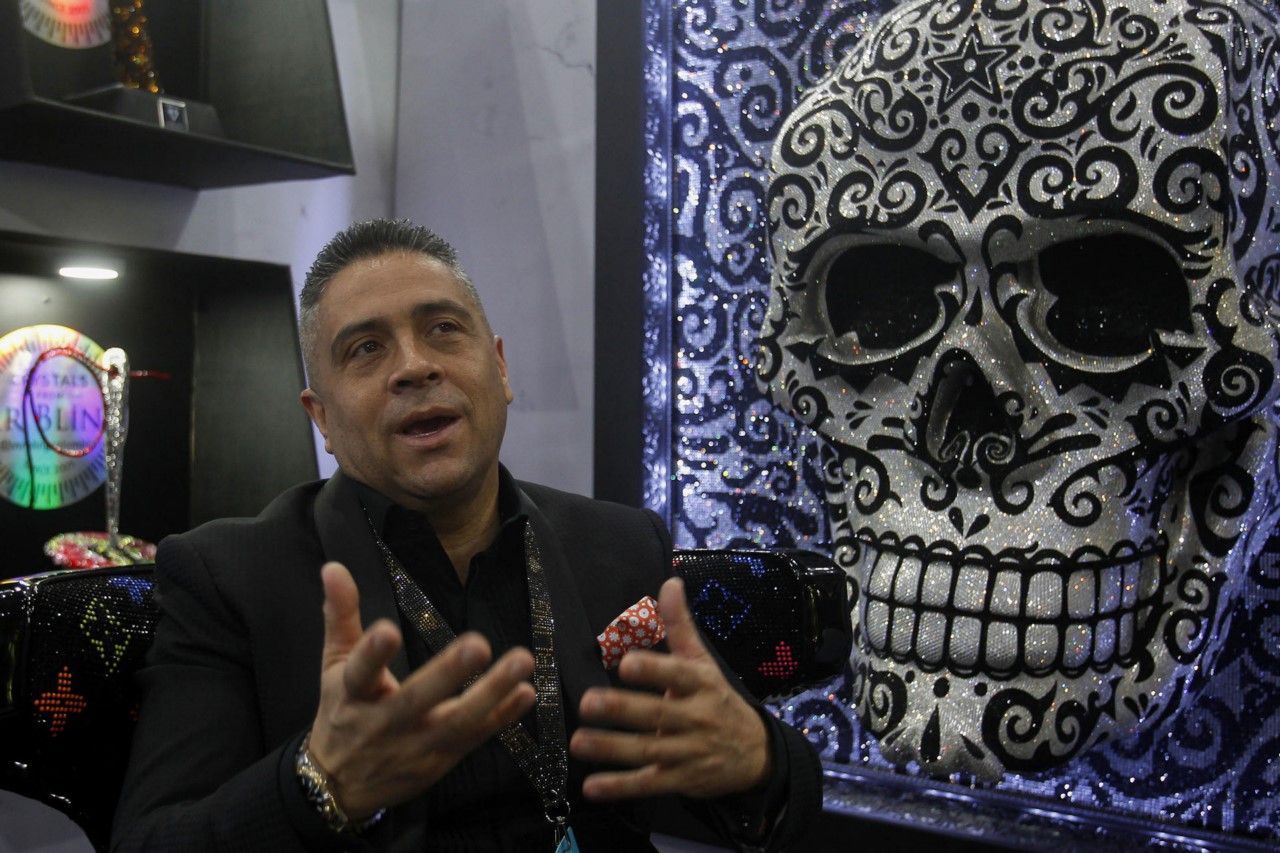 Colombiatex: artista colombiano inmortaliza celebridades usando miles de cristales 2 Colombiatex artista colombiano inmortaliza celebridades usando miles de cristales 1