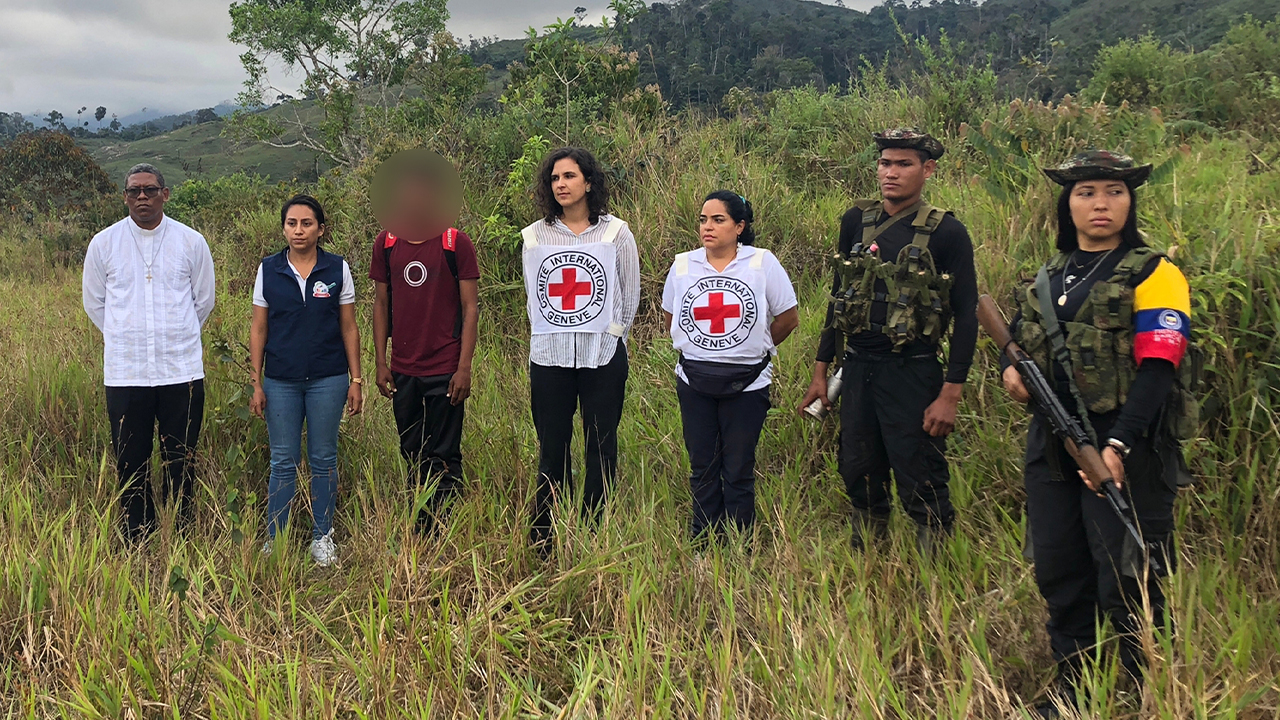 Comision Humanitaria recibio a soldado que habia secuestrado en Bolivar