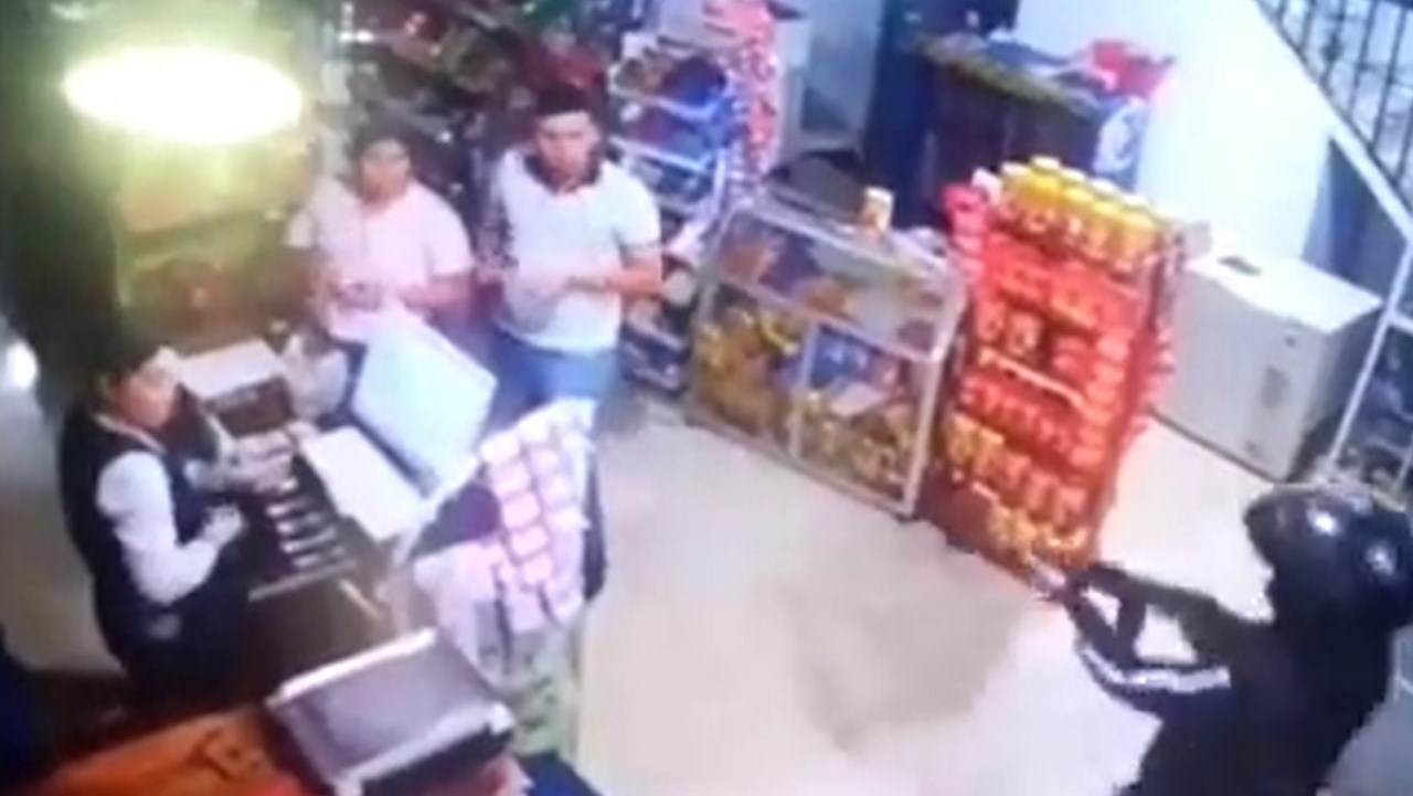 Con fusil en mano robaron un supermercado