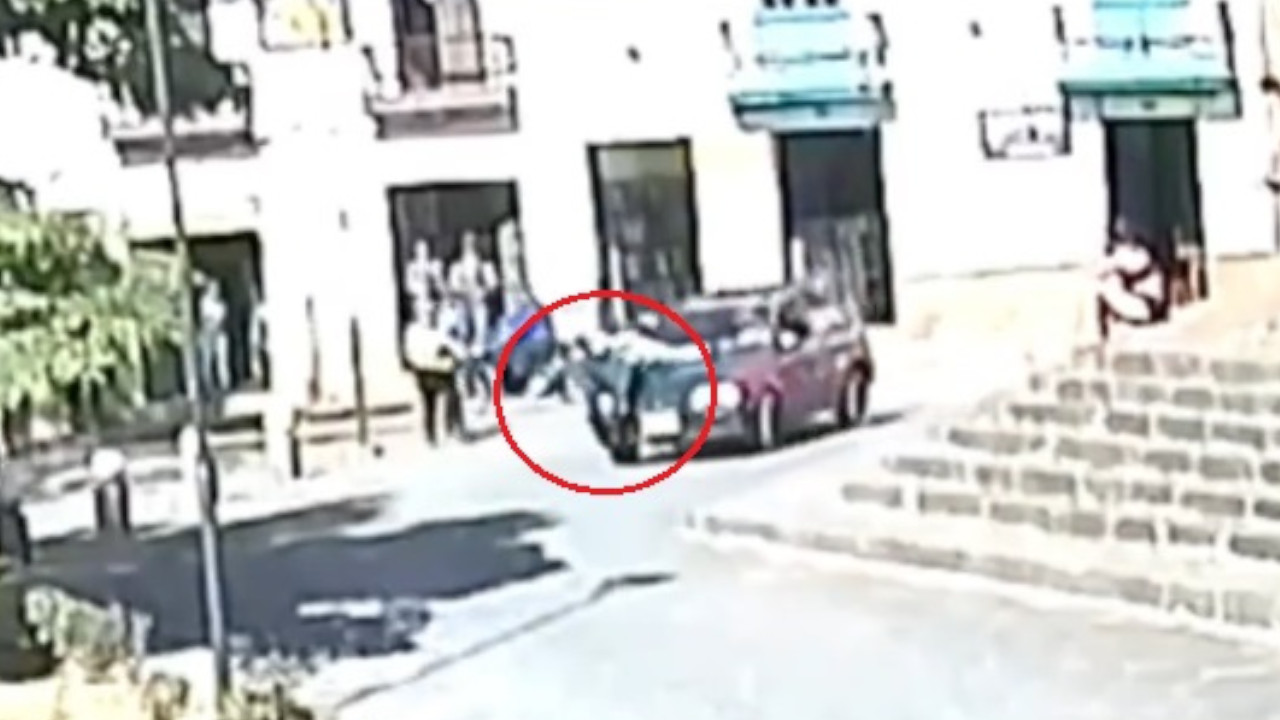 [VIDEO] Conductor arrastró varios metros a un agente de tránsito ¿Quería evitar una multa o en funcionario se le atravesó?