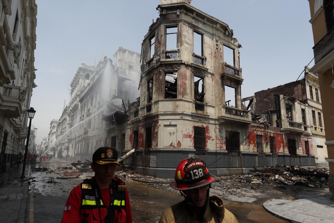 Continúa la labor de extinción de un incendio en una casa de Lima que ardió en las protestas 3 Continua la labor de extincion de un incendio en una casa de Lima que ardio en las protestas 1