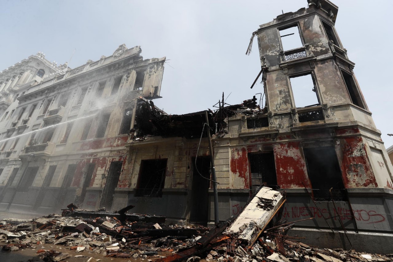 Continúa la labor de extinción de un incendio en una casa de Lima que ardió en las protestas 4 Continua la labor de extincion de un incendio en una casa de Lima que ardio en las protestas 2