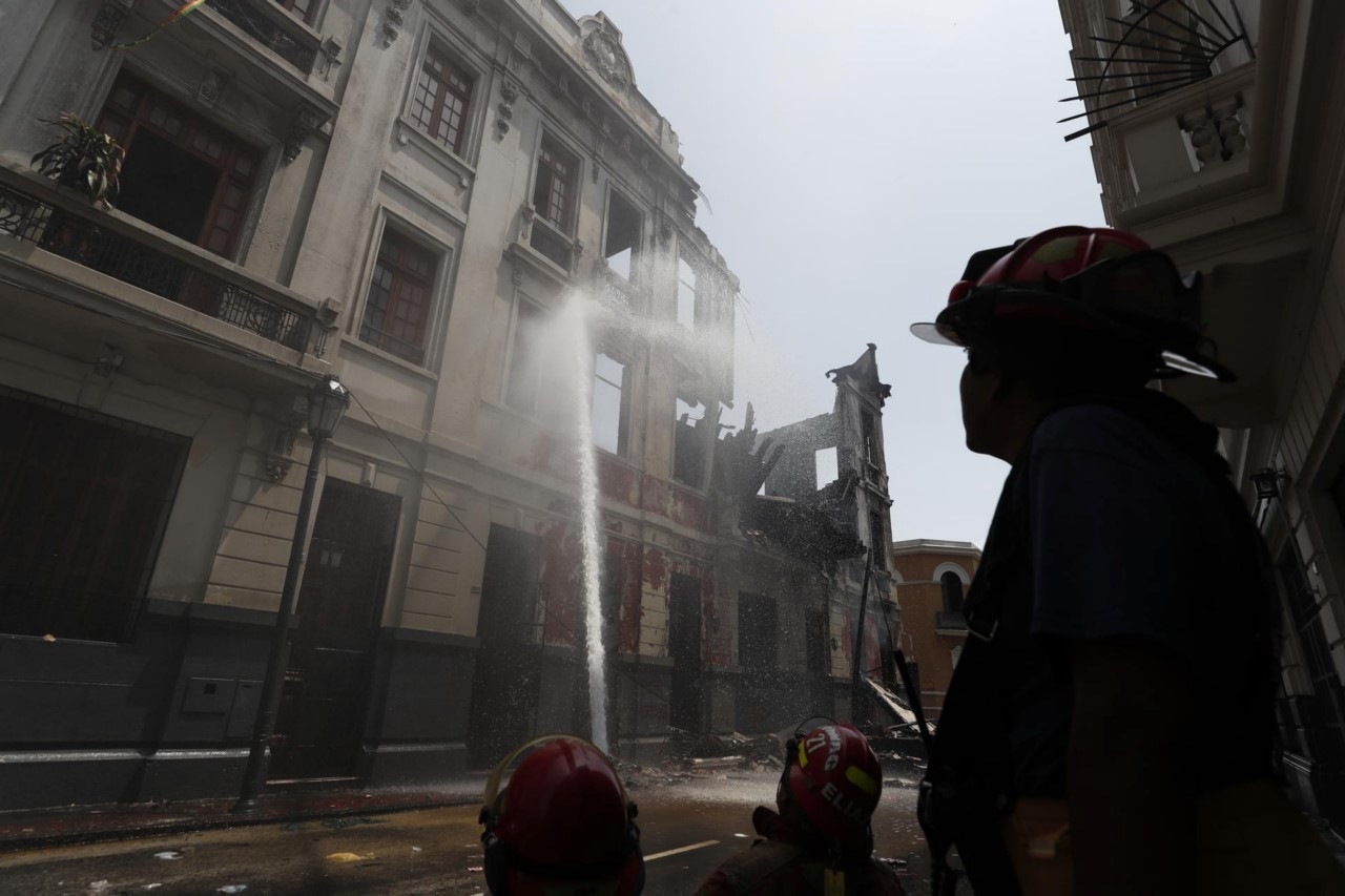 Continúa la labor de extinción de un incendio en una casa de Lima que ardió en las protestas 2 Continua la labor de extincion de un incendio en una casa de Lima que ardio en las protestas 3