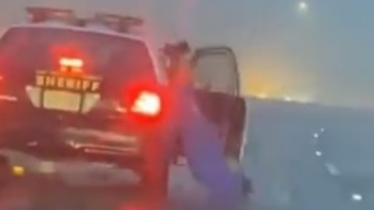Detenido se dio en la ‘jeta’ al tirarse de una patrulla en movimiento