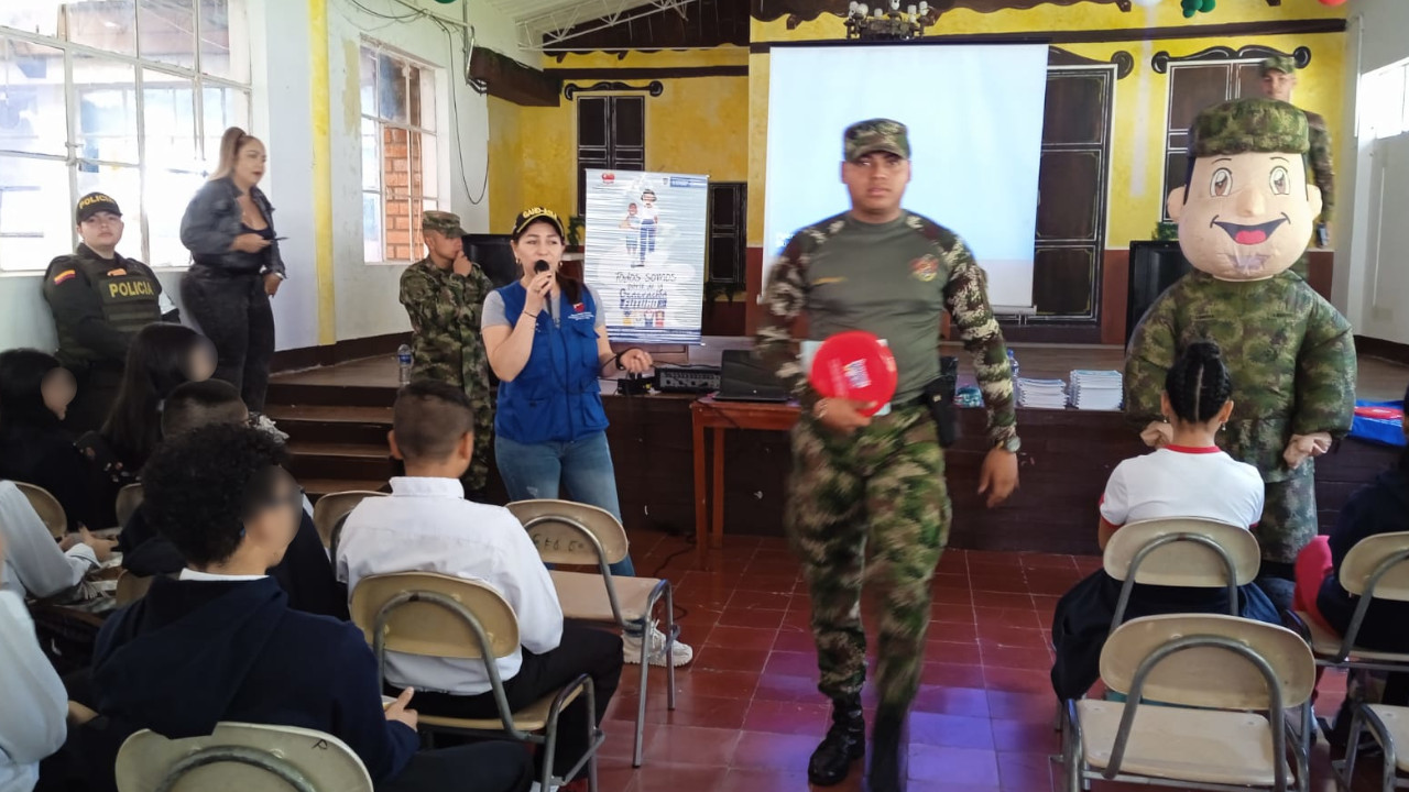 El Ejército en Antioquia visita a los niños con talleres para prevenir el reclutamiento ilícito de menores