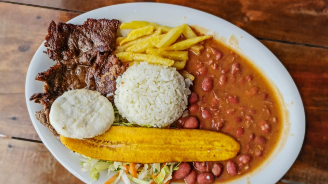 'Corrientazo' en Medellín podría subir y costaría entre $15.000 y $18.000