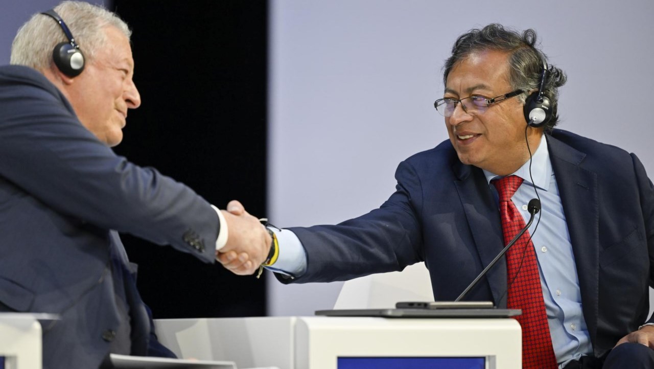 El exvicepresidente de EE.UU . Al Gore i saluda a Gustavo Petro
