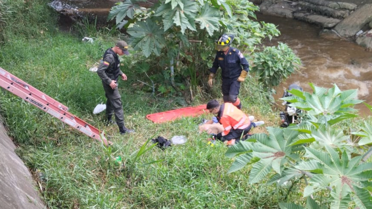 [FOTOS] Motociclista terminó en una quebrada en la Autopista Norte