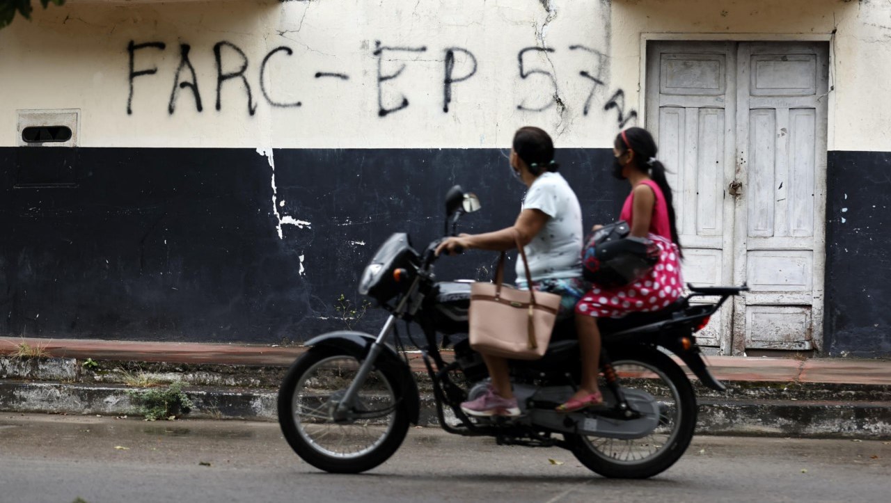 Habitantes transitan en Saravena departamento de Arauca Colombia