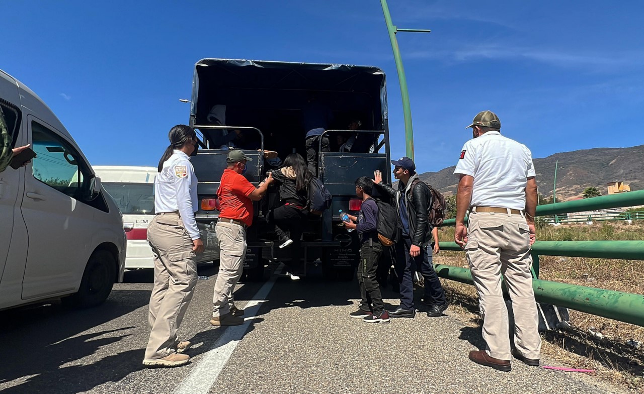 Hallan a más de 250 migrantes hacinados en un tráiler en el sur de México 2 Hallan a mas de 250 migrantes hacinados en un trailer en el sur de Mexico 1