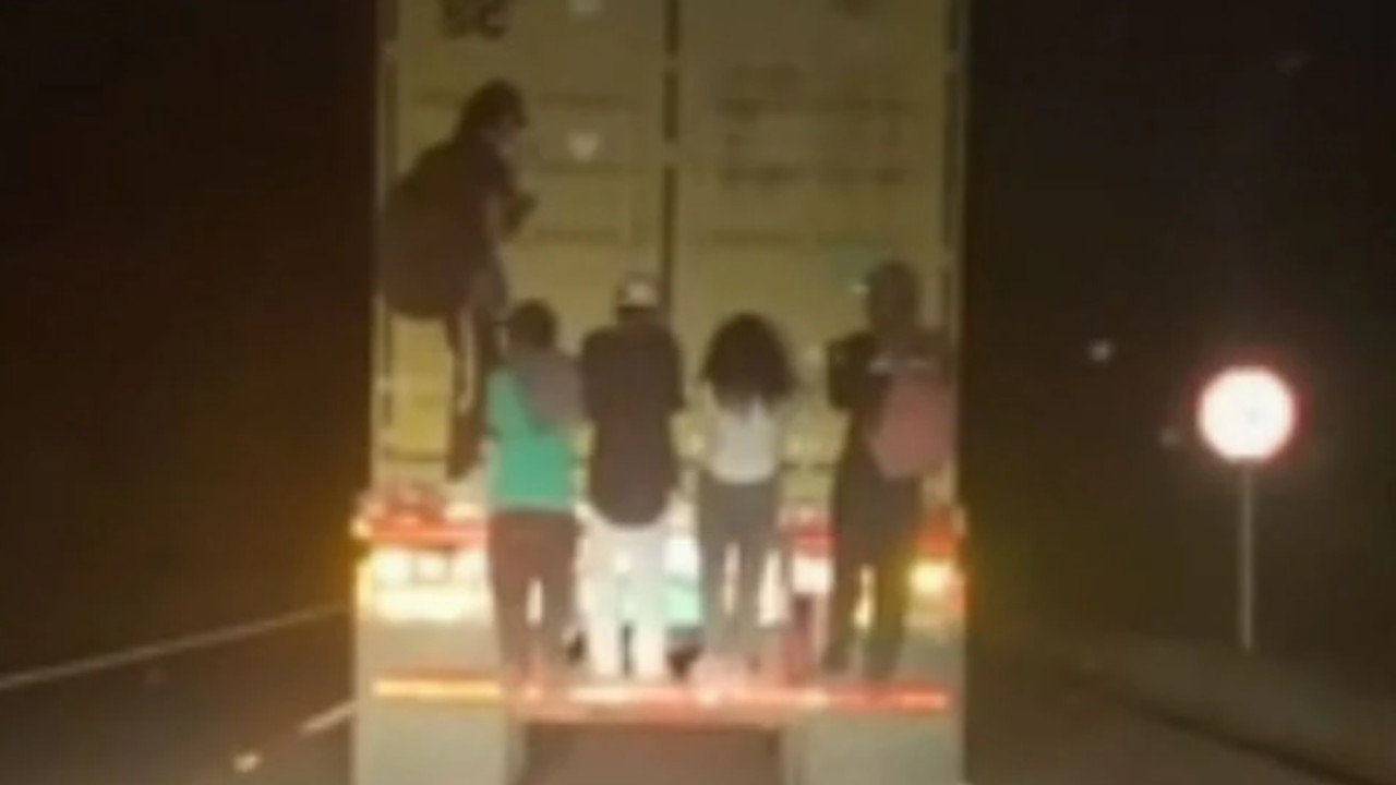 Personas son captadas colgadas en las puertas de un camión en las vías de Antioquia