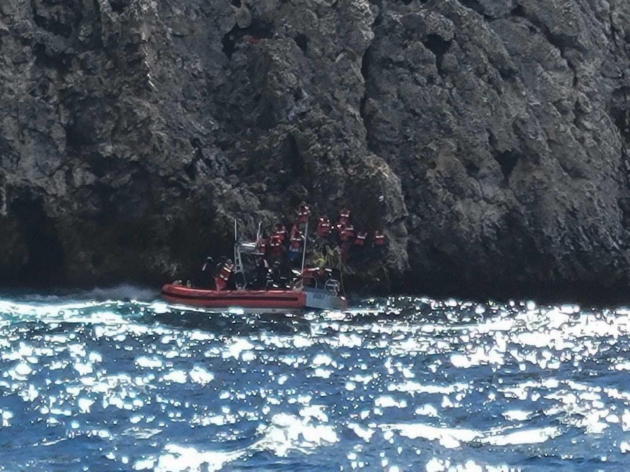 Rescatan a 55 migrantes abandonados en una isla deshabitada de Puerto Rico 3 Rescatan a 55 migrantes abandonados en una isla deshabitada de Puerto Rico 1