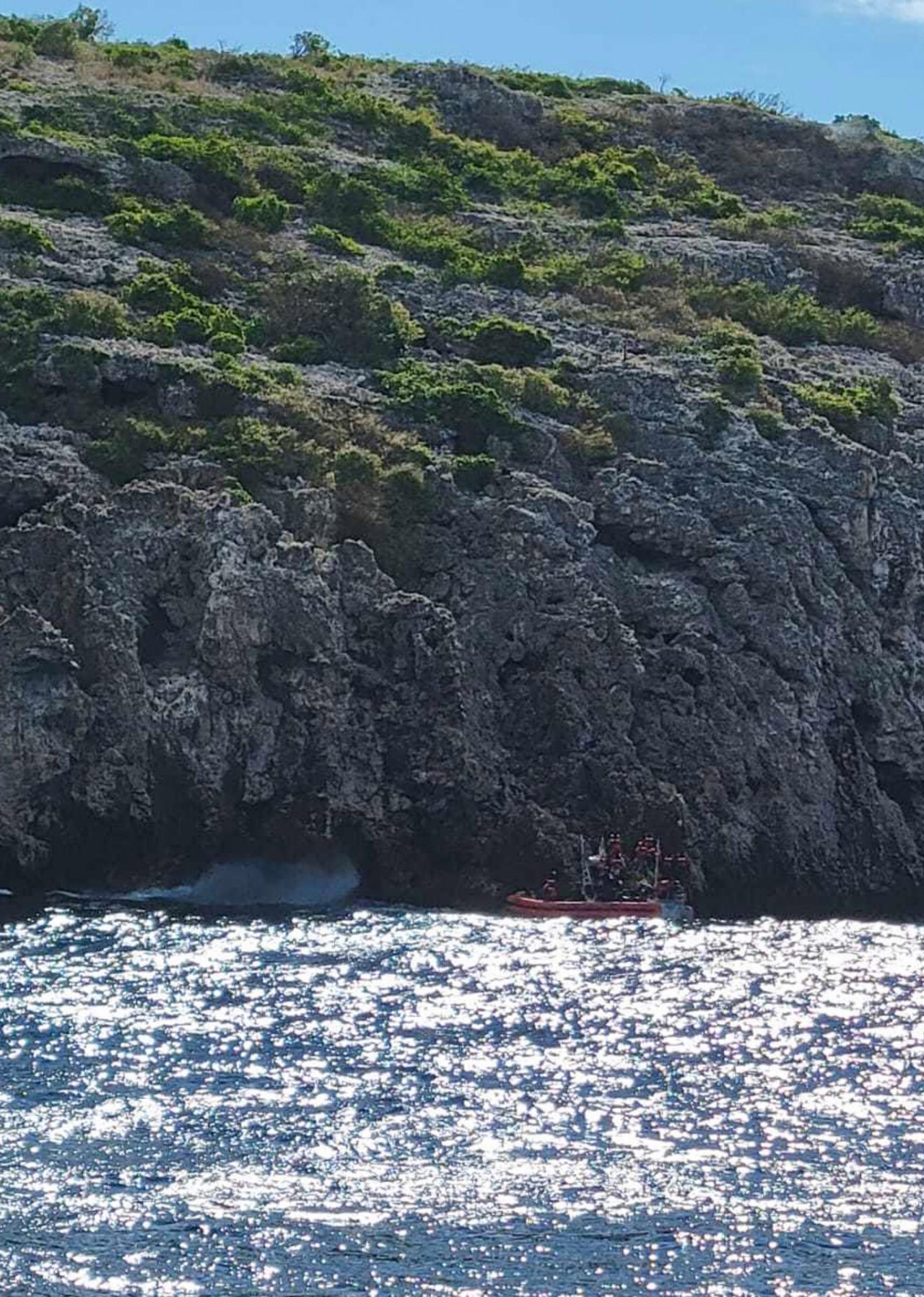 Rescatan a 55 migrantes abandonados en una isla deshabitada de Puerto Rico 2 Rescatan a 55 migrantes abandonados en una isla deshabitada de Puerto Rico 2