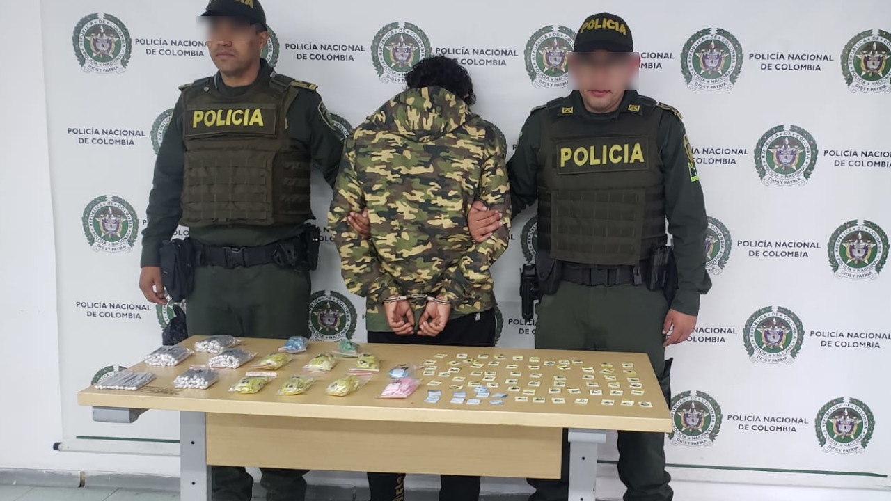 Se sintió pillado por la Policía y arrojó un bolso que estaba repleto de 'vicio'