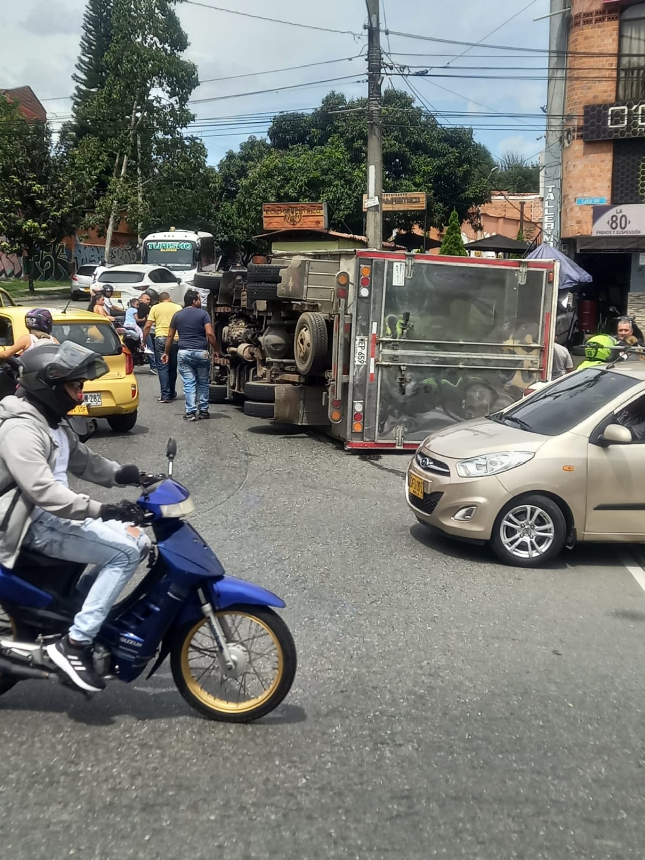 Se volco un camion en el barrio Alfonso Lopez 1
