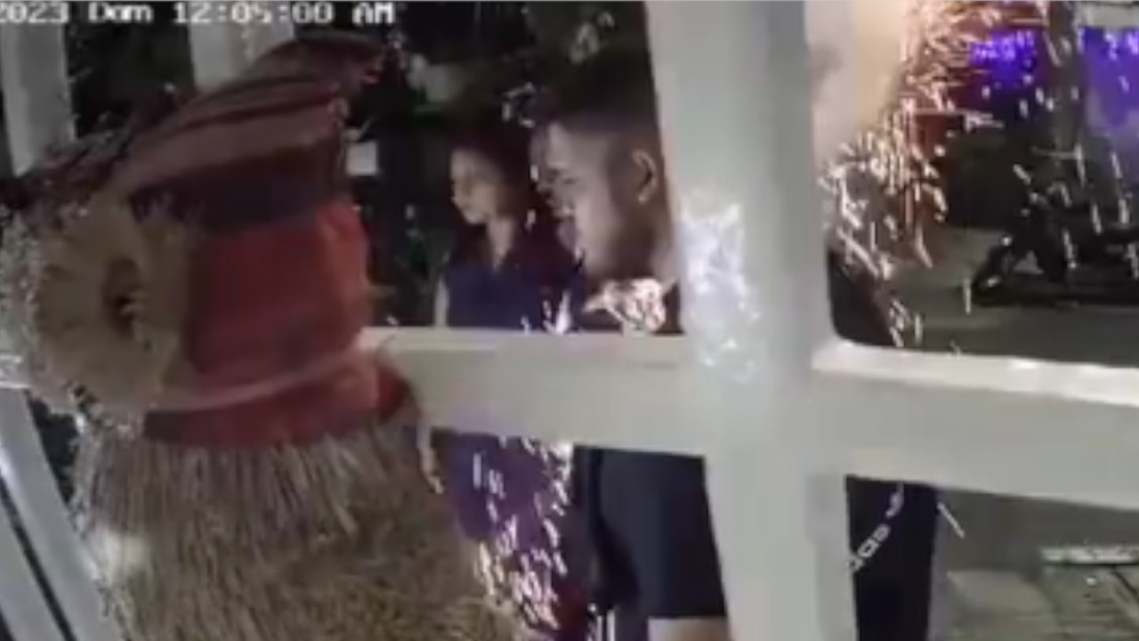 Angustiante momento: Pólvora de vecinos le explotó a familia de Santander