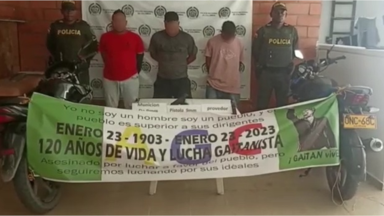 Tres capturados colgando pendón de AGC en Urabá