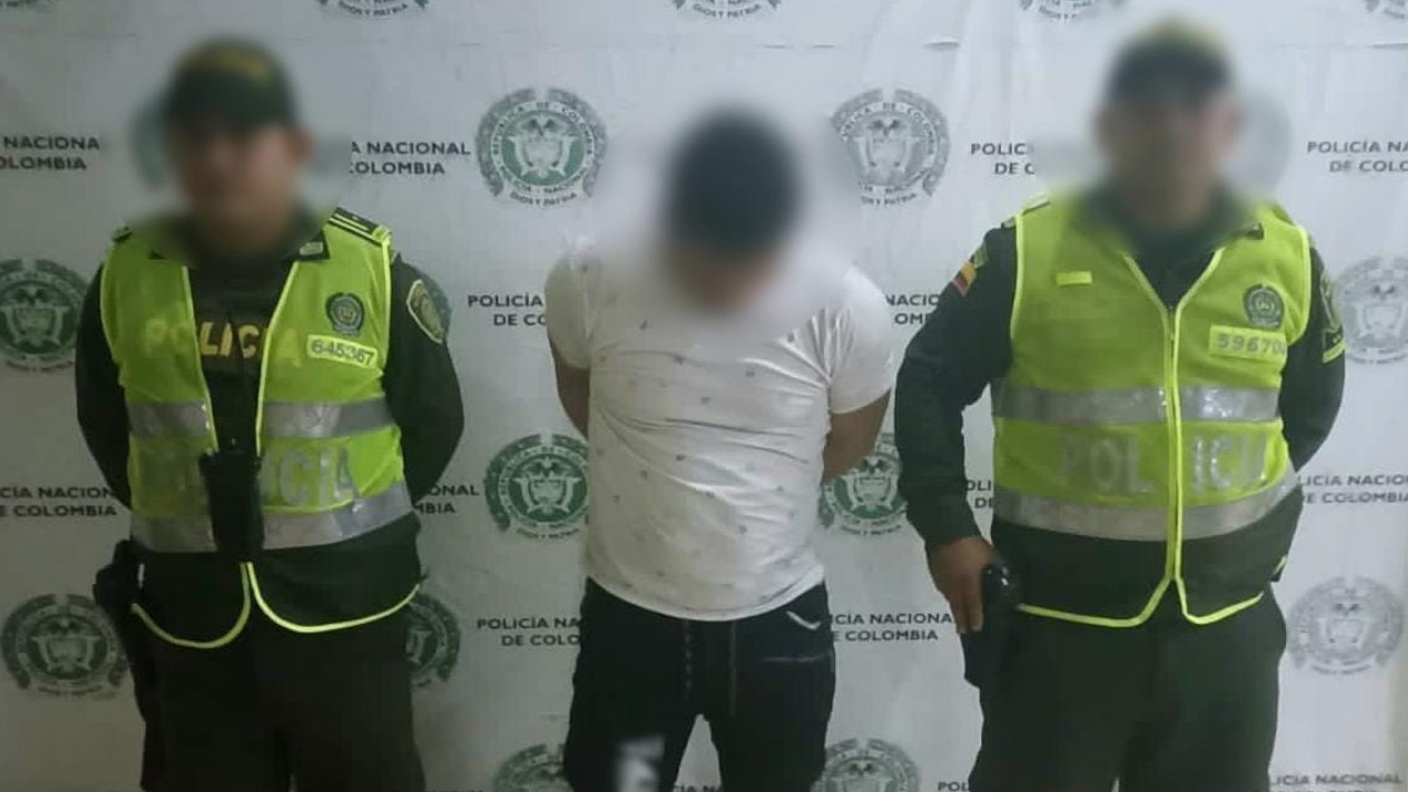 Un hombre le pegó a un policía que no lo dejó quemar la casa de su ex