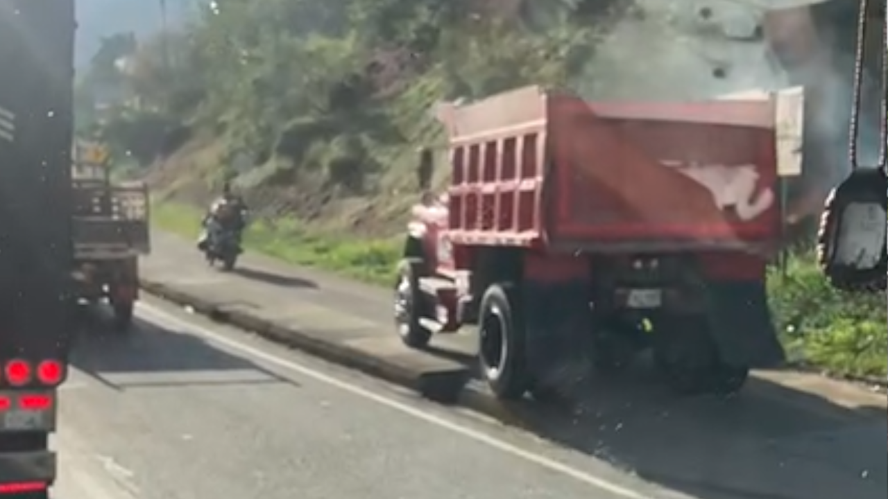 [VIDEO] Una volqueta se montó al andén para evitar el 'taco'