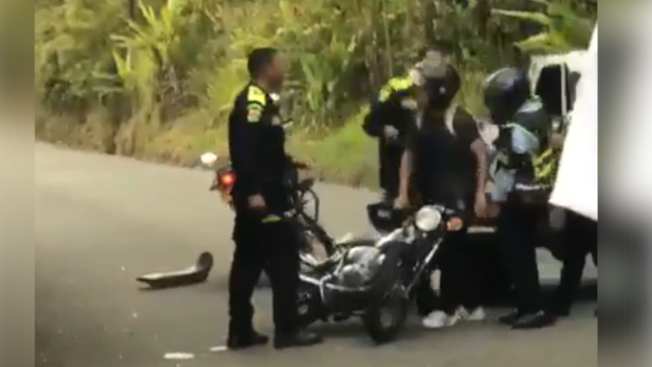 [VIDEO] ¡Qué cascada! Un policía golpeó a un motociclista en Fredonia, Antioquia