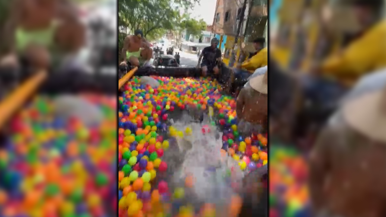 [VIDEO] Armaron una piscina en una volqueta y se fueron de 'roce' por algunos barrios de Medellín