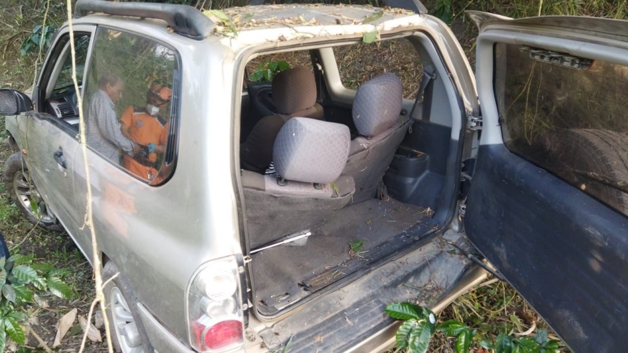 [FOTOS] Camioneta rodó aproximadamente 20 metros fuera de la vía