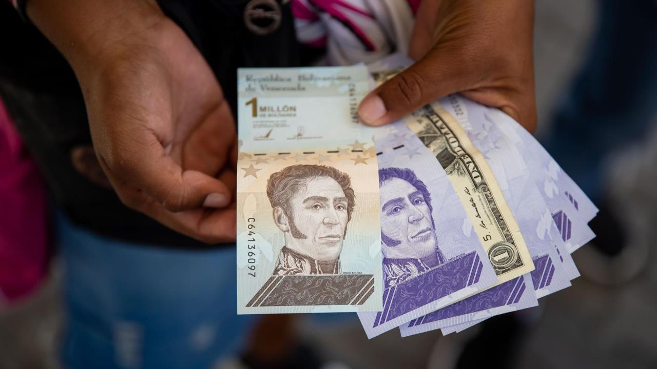 El bolívar de Venezuela pierde la quinta parte de su valor frente al dólar en enero