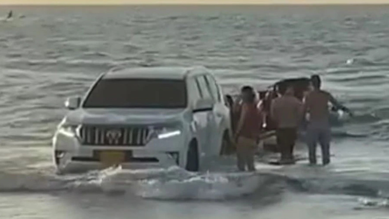 Mujer llegó con su camioneta a las playas de Cartagena y la metió al mar