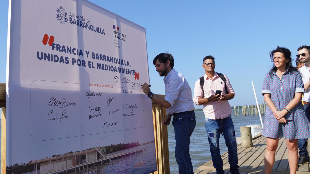 Francia y Barranquilla firman un convenio ambiental por 50 millones de euros