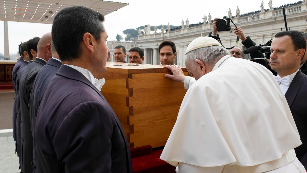 Con Francisco ante el ataúd de Benedicto XVI, acaba la era de los "dos papas"