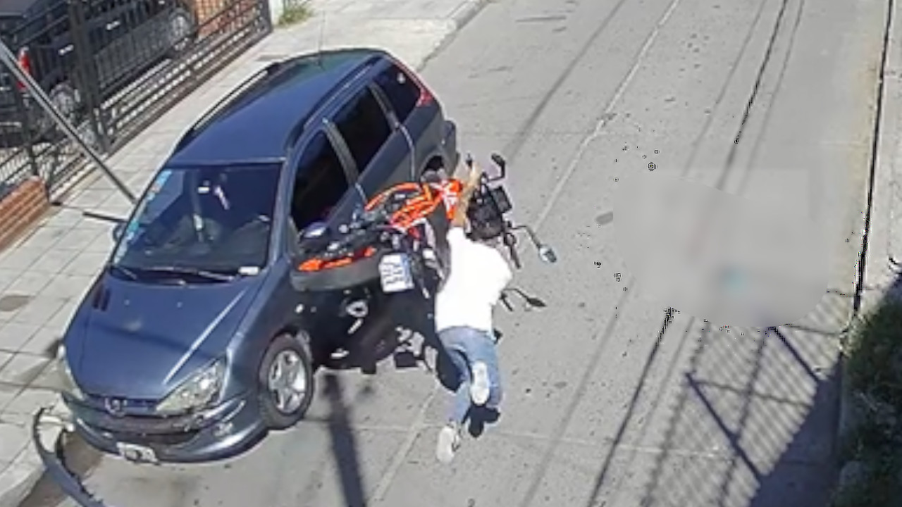 En video quedó registrado la muerte de un joven al “picar” una moto robada