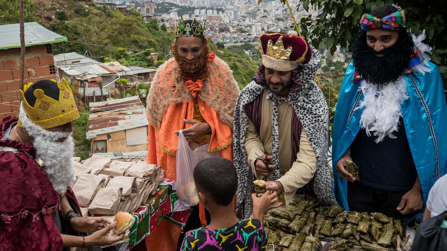 los reyes magos visitan a niños wayús en Venezuela