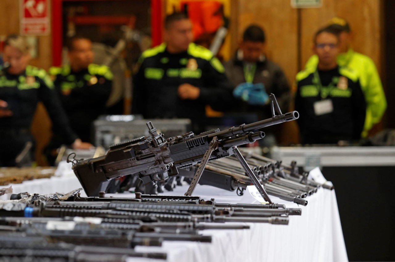 La Policía incauta cerca de medio centenar de armas en el suroeste de país 4 policias armas 2