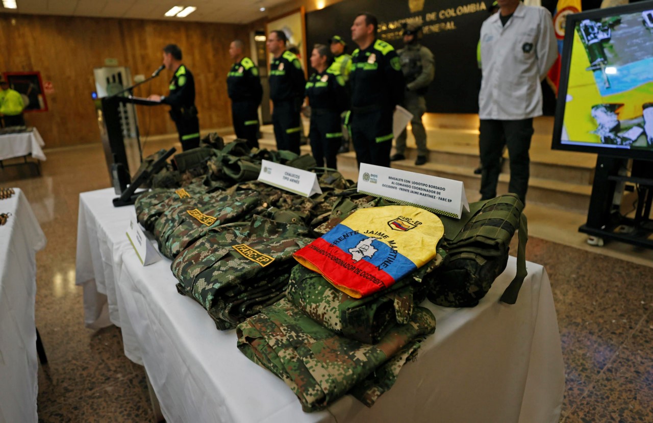 La Policía incauta cerca de medio centenar de armas en el suroeste de país 2 policias armas 3