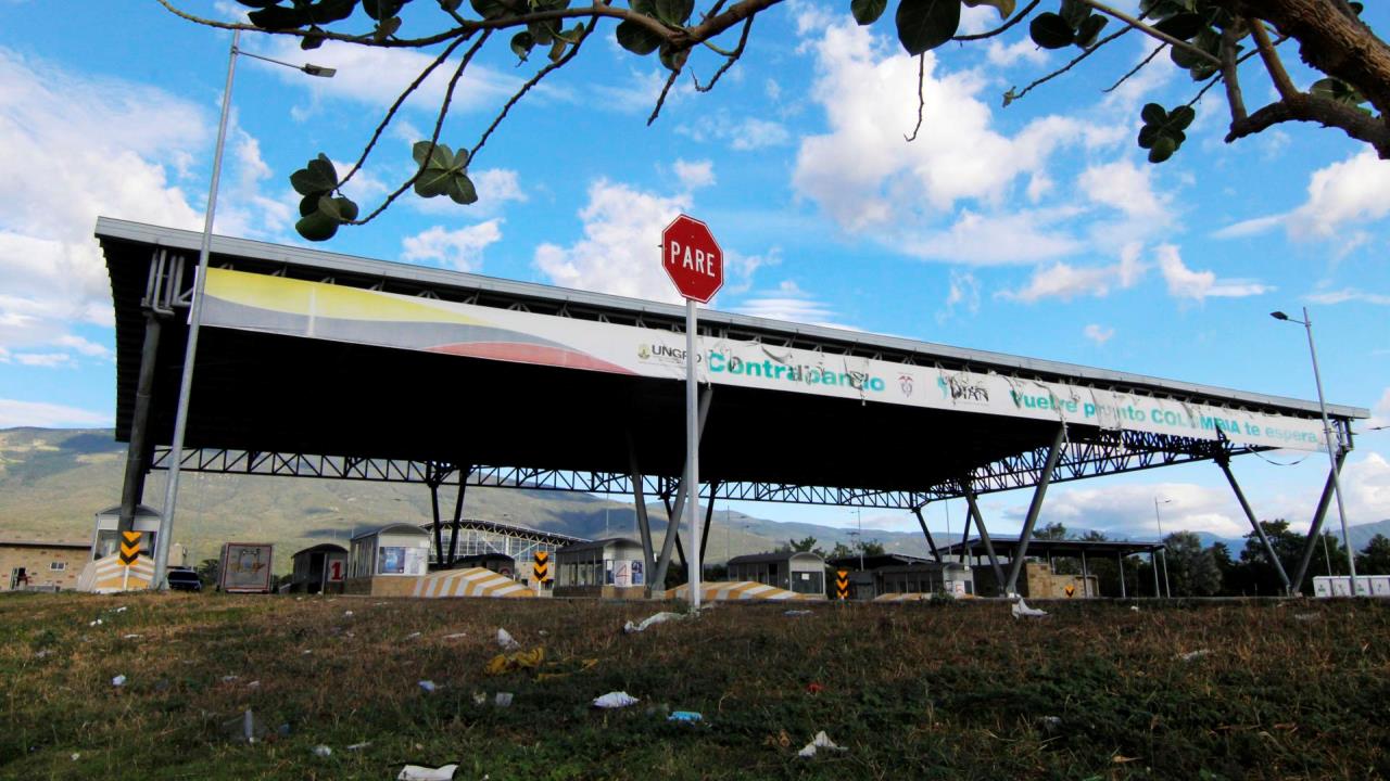 Comienza el paso de carga entre Colombia y Venezuela en un puente fronterizo