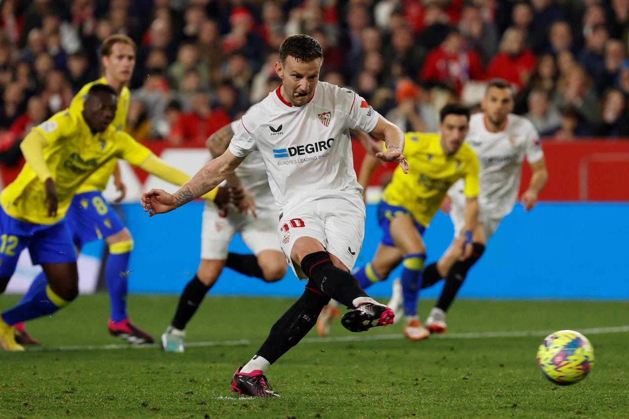 FOTOS: ¡Casi al final y de penalti! Rakitic saca del descenso al Sevilla 3 sevilla descenso2