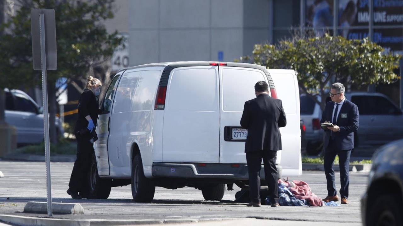 ¡Policía lo confirmó! Presunto autor del tiroteo de Monterey Park, de 72 años, se suicidó 2 El conductor de la furgoneta acorralada es hallado sin vida, según la prensa