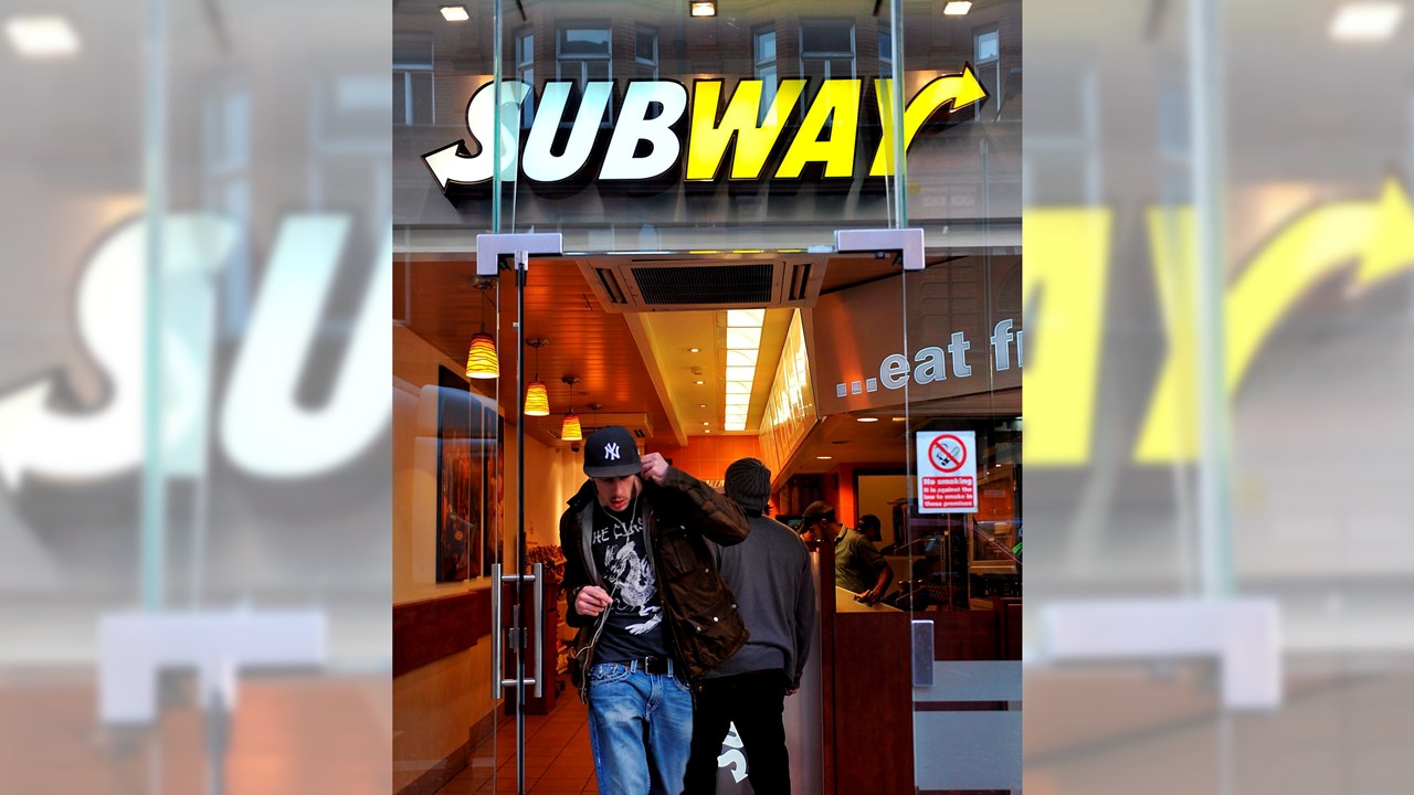 La cadena de comida rápida Subway explora una posible venta, según el WSJ