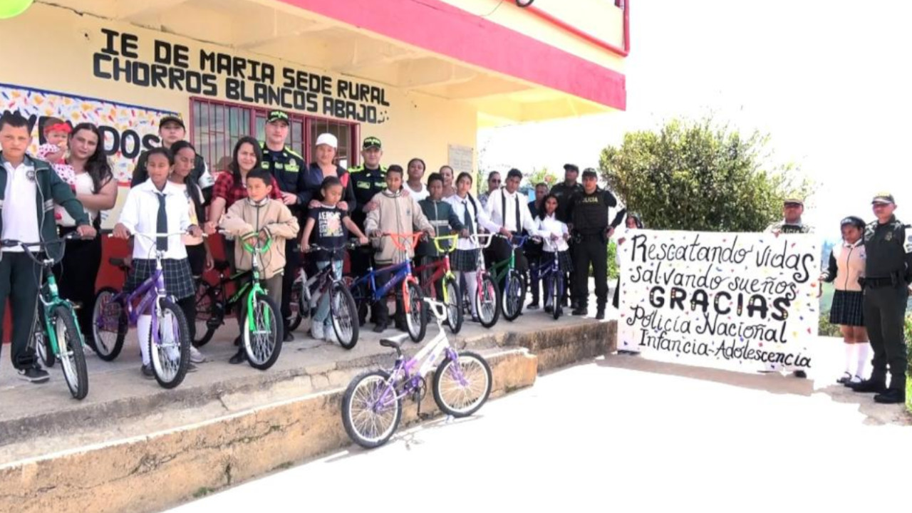 [FOTOS Y VIDEO] ¡Qué bonito! Policías le regalaron 'ciclas' a niños en Antioquia para que vayan al colegio