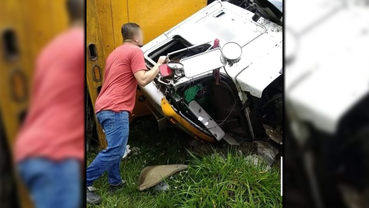 [FOTOS] Volqueta se fue a un abismo en Sonsón, el conductor murió