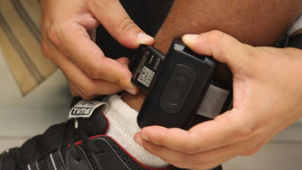 Debía estar pagando casa por cárcel y lo cogieron en la estación del metro Industriales