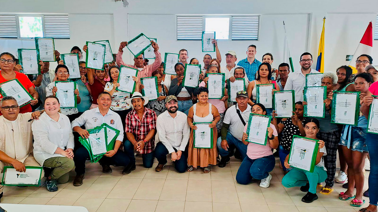 Este miércoles, a través del programa ‘Nuestra Tierra Próspera’, financiado por la Agencia de los Estados Unidos para el Desarrollo Internacional (Usaid), la Agencia Nacional de Tierras (ANT) hizo entrega en Cáceres (Antioquia) de 46 títulos de propiedad a familias campesinas del Bajo Cauca antioqueño. Vale destacar que los 46 títulos de propiedad están representados en 78 hectáreas de tierra, que ahora pertenecen formalmente a familias campesinas de esa región del país, lo que les permitirá acceder a más recursos de inversión por parte del Gobierno Nacional y la Alcaldía Municipal. Además, cabe anotar de los 46 títulos de propiedad, 32 fueron entregados a mujeres del municipio de Cáceres que trabajan y viven del campo, lo que mejora sus condiciones de vida, su autonomía y les brinda seguridad jurídica sobre sus predios. Durante la jornada también se entregaron 22 títulos para Entidades de Derecho Público, en este caso, centros educativos rurales de Cáceres, a los cuales les formalizaron 7,6 hectáreas de tierra. Esto les permitirá contar con una mayor inversión por parte de los Gobiernos nacional y local. Los centros educativos rurales cuya propiedad se formaliza a favor del municipio de Cáceres son: La Primavera, Piamonte, El Rizo, El Topacio, Alto Vaquero, El Paraíso, Los Azules, Mina Escondida, Muribá, Las Frías, La Colonia, Peladero, Escuela Rural Floresta, Km. 38, Los Replanes, Peñinas, El Calvario, Espíritu Santo, Malabrigo y San Pablo. Es de resaltar, que cada una de estas entregas están alineadas con los objetivos comunes que tienen la ANT y Usaid, los cuales consisten en transformar el territorio y mejorar la calidad de vida de las comunidades facilitando el acceso a la tierra y su producción.