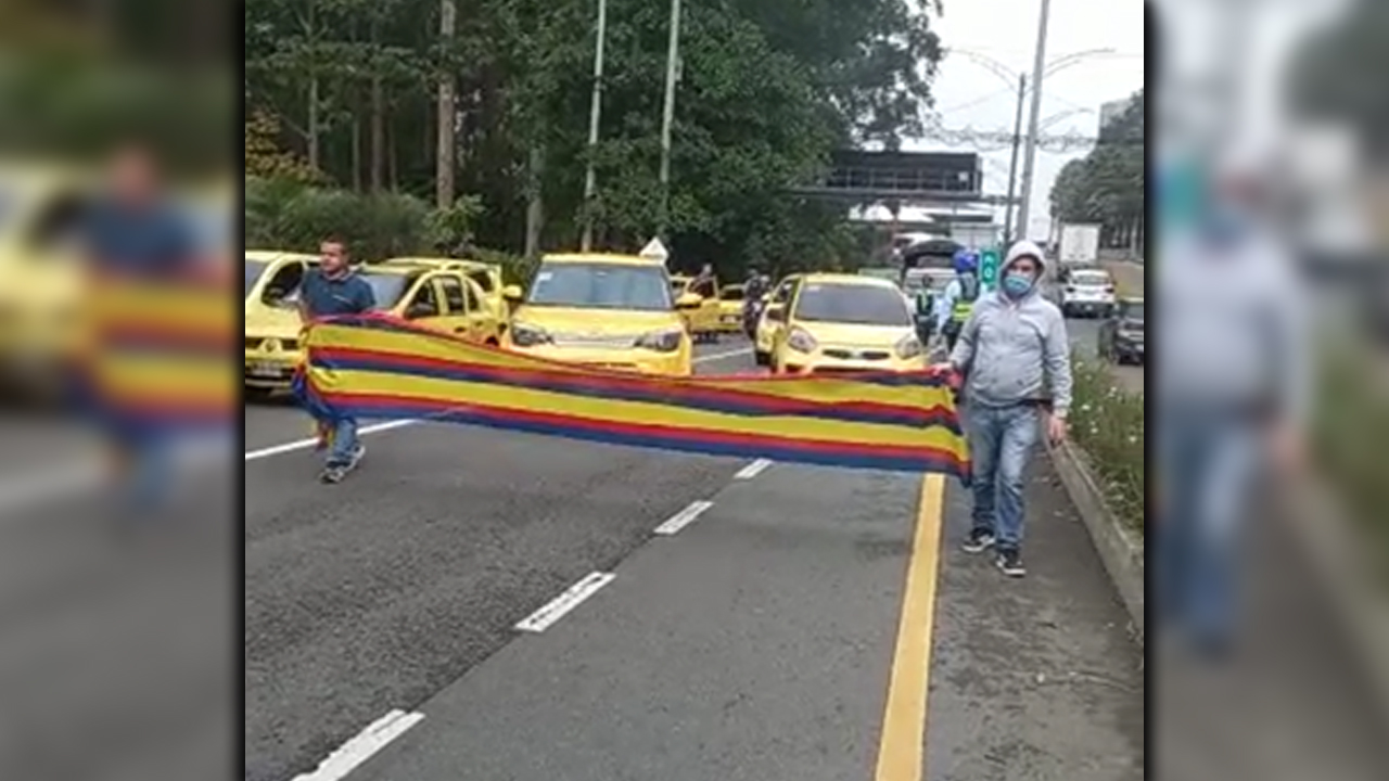 [VIDEO] Algunos taxistas realizan 'plan tortuga' por el Túnel de Oriente