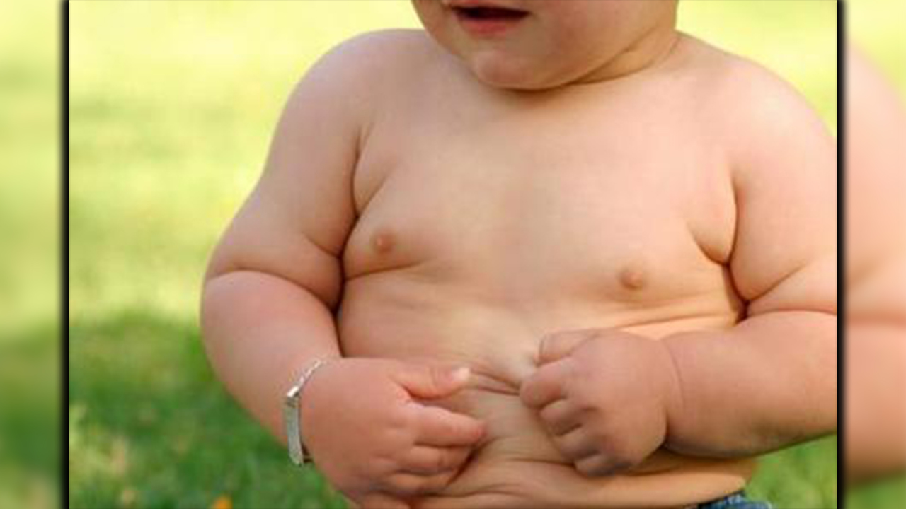 Madre envió a su bebé solo en un taxi: desató polémica