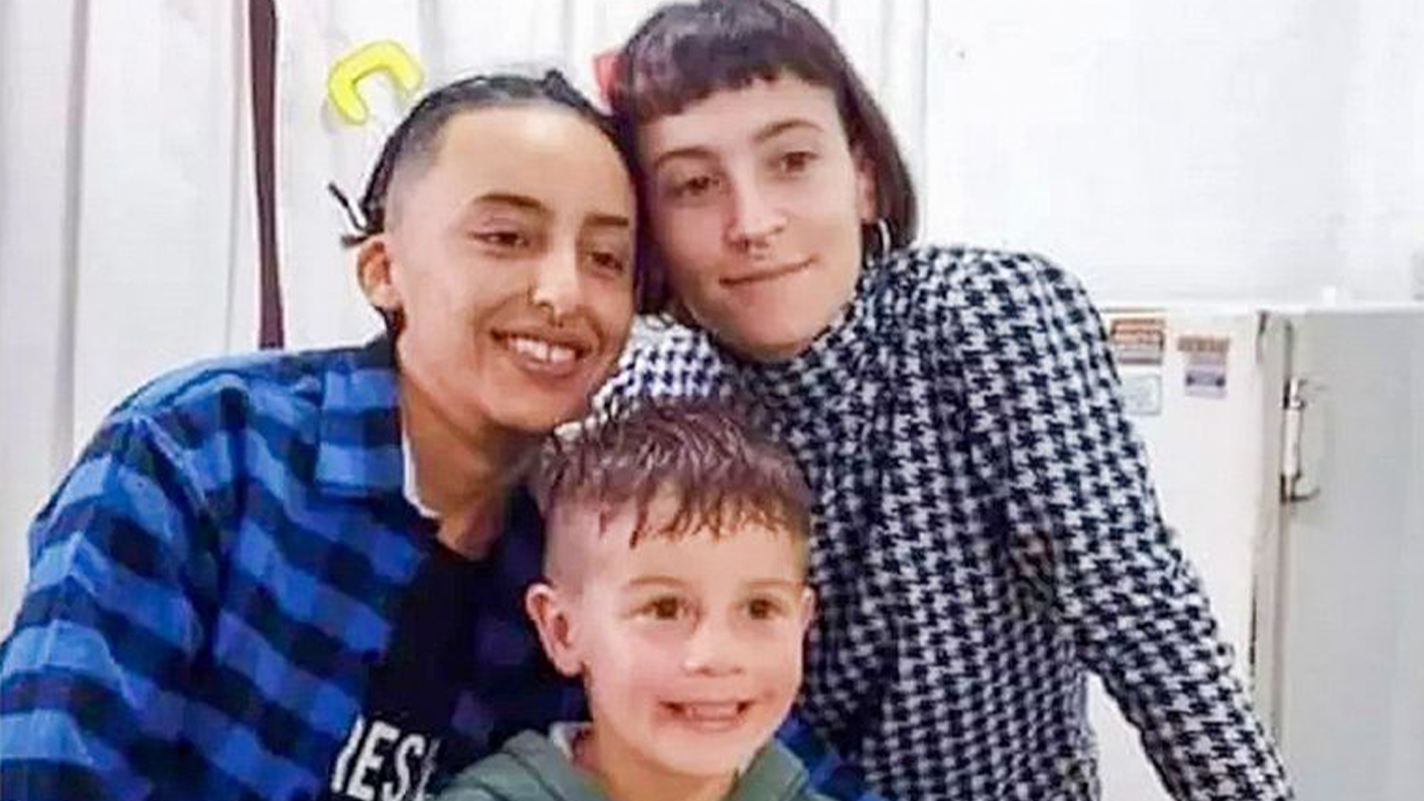 Cadena perpetua para una mujer y su novia por violar y matar a su hijo de 5 años-