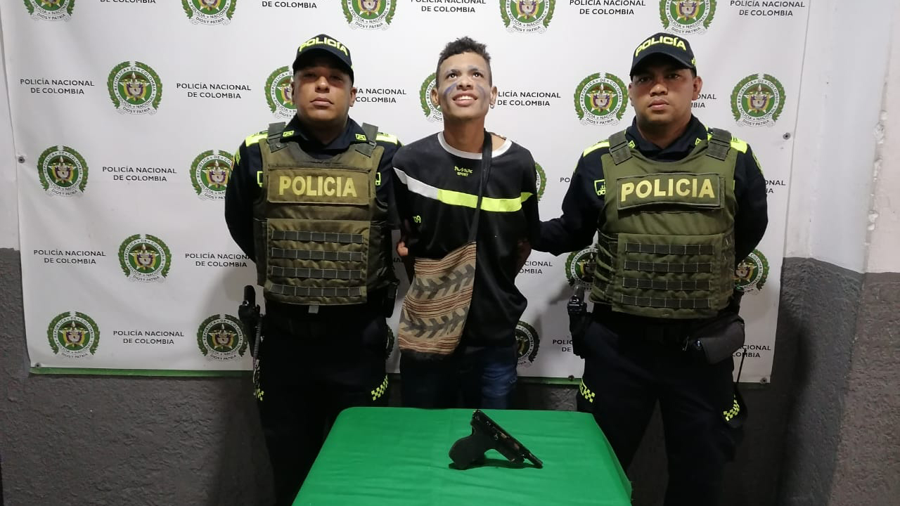 Capturado pero sonriendo y con la frente en alto lo cogieron con una pistola en Barranquilla