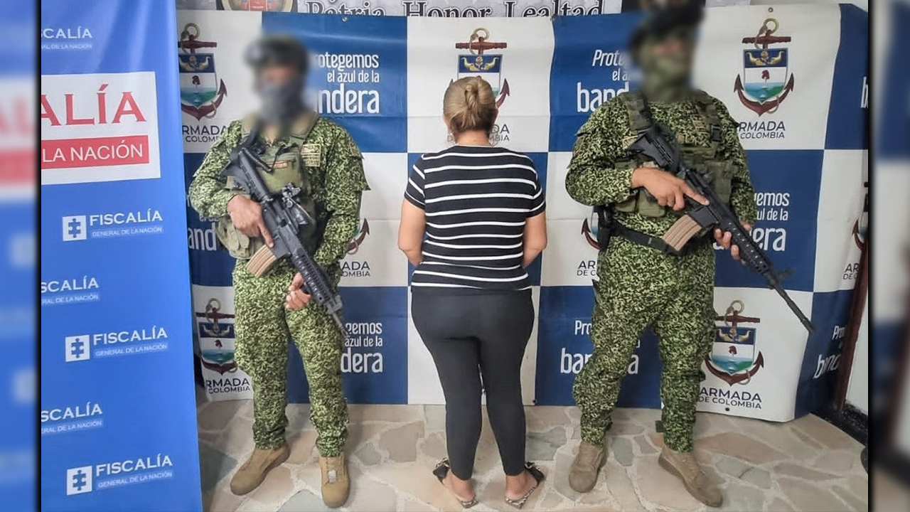 Capturaron a una mujer con 507 mil dólares falsos